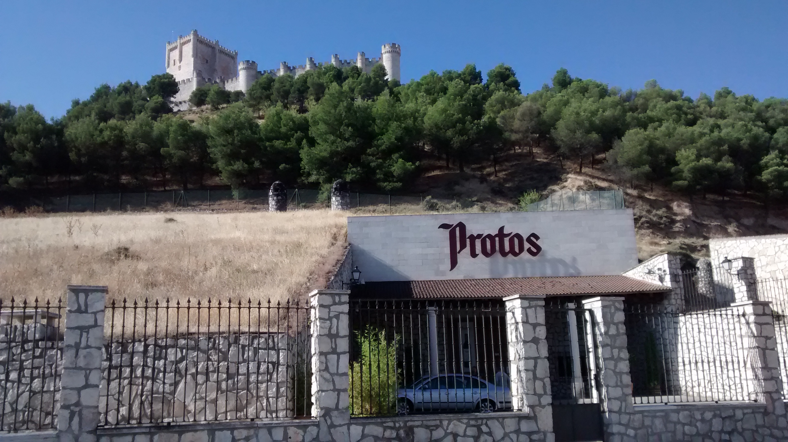 Antiguas bodegas y castillo