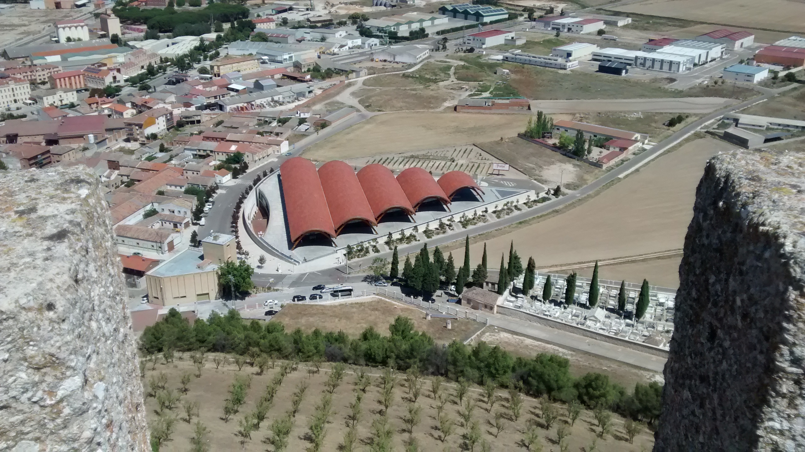 Nuevas bodegas Protos desde el castillo