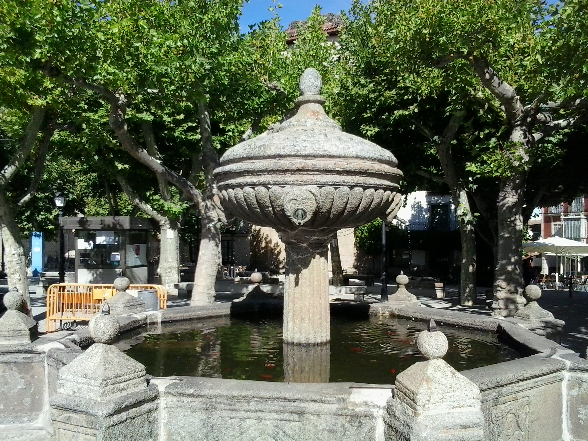 Pilón central en la Plaza de España